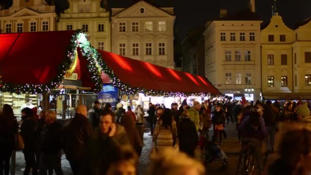 Plaza de la Ciudad Vieja - Mercados de Navidad con la gente - en la noche — Vídeos de Stock
