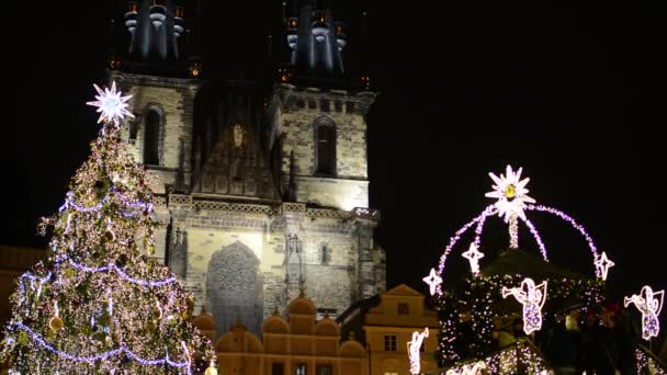 Árbol de Navidad brillante - en la Plaza de la Ciudad Vieja con la gente en el puente brillante - en el edificio histórico de fondo . — Vídeos de Stock