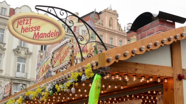 Pasen markten - decoratie van Pasen winkel (Duitse inscripties). Oude stadsplein in Praag. — Stockvideo