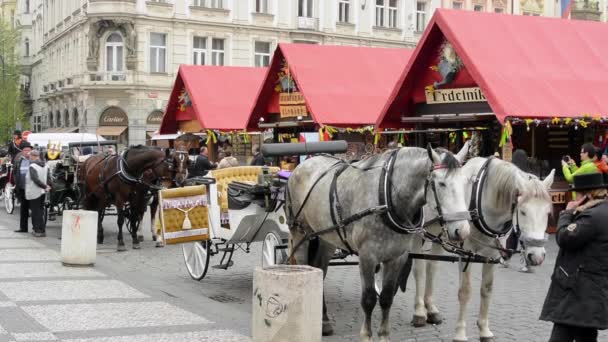 Pasen markten - winkels met mensen met paarden getrokken wagens. Oud stadsvierkant in Praag. — Stockvideo