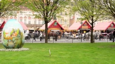 Paskalya piyasaları - büyük Paskalya yortusu yumurta Paskalya mağaza ve insanların parkta. Prag eski şehir Meydanı.