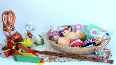 Paskalya dekorasyon - boyalı yumurta yemek için ram ve diğer süslemeler sepeti