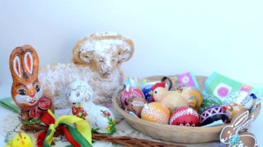 Paskalya dekorasyon - boyalı yumurta ve diğer süslemeleri ile yemek için ram
