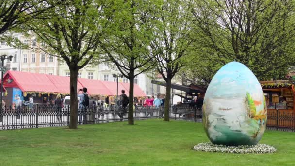 Mercados de Pascua - tiendas con gente y huevos de Pascua - con parque. Plaza de la Ciudad Vieja en Praga . — Vídeos de Stock