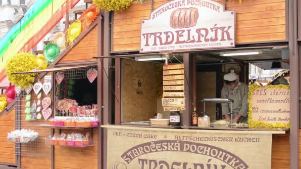 Пасхальные рынки - магазин с тортом Трдельник - с пасхальными украшениями. Староместская площадь в Праге . — стоковое видео
