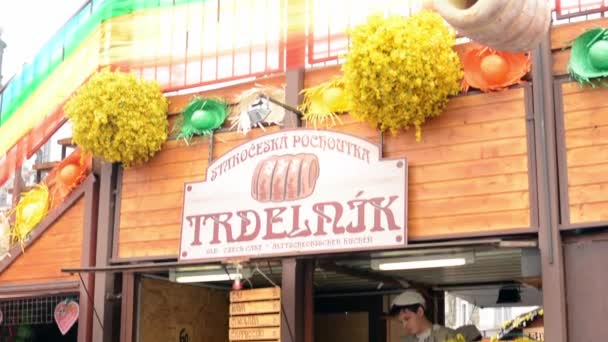 Ostermärkte - Geschäft mit Trdelnik (Kuchen) - mit Osterdekoration. Altstadtplatz in Prag. — Stockvideo