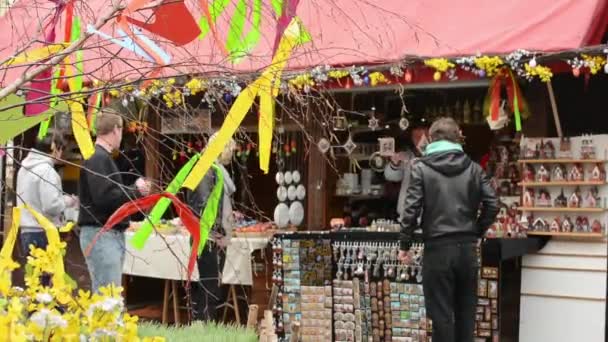 Påsk marknader - affärer med människor. gamla stans torg i Prag. — Stockvideo
