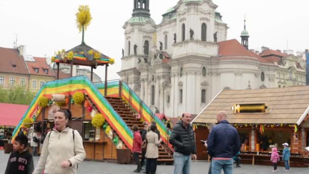 Húsvéti piacok - üzletek, az emberek és a vallási egyház háttérben. a Prágai Óváros tér. — Stock videók