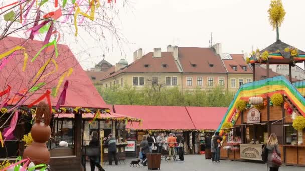 Påsk marknader - affärer med människor och inredda bridge och dekorerade träd. gamla stans torg i Prag. — Stockvideo