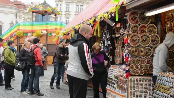 Пасхальные рынки - магазины с людьми. Староместская площадь в Праге . — стоковое видео