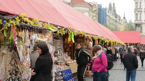 Paskalya piyasaları - dükkan insanlarla. Prag eski şehir Meydanı. — Stok video