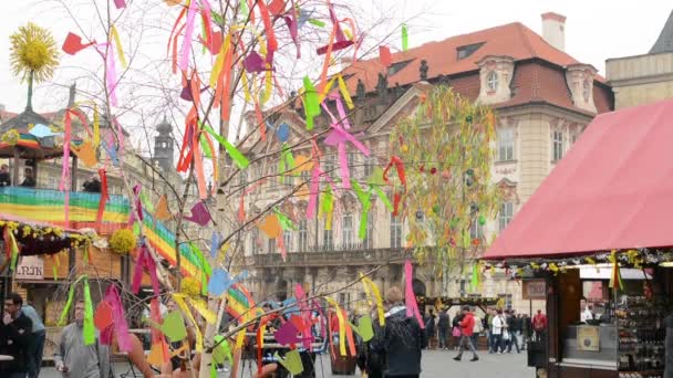 Mercados de Páscoa - árvore decorada de Páscoa com lojas e pessoas em segundo plano. Praça da Cidade Velha em Praga . — Vídeo de Stock