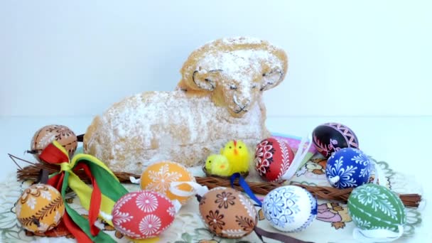 Decoración de Pascua - carnero para comer con huevos pintados y otras decoraciones — Vídeos de Stock