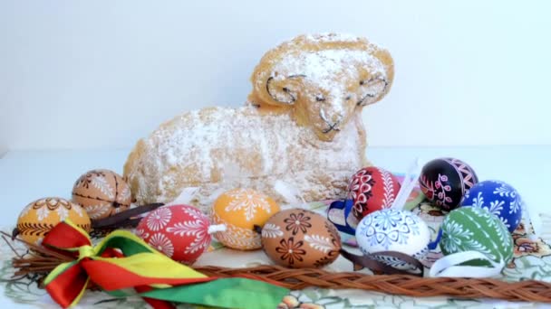 Décoration de Pâques - bélier à manger avec œufs peints et autres décorations — Video