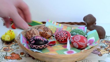 Paskalya dekorasyon - diğer yumurtaları sepetle boyalı yumurta koymak