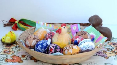 Paskalya dekorasyon - masa süslemeleri ile boyalı yumurta sepetine koymak