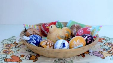 Paskalya dekorasyon - boyalı yumurta sepeti masaya koy.