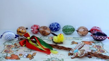 diğer süslemeler ile yumurta boyalı Paskalya dekorasyon-