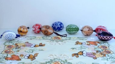 masa örtüsü üzerinde yumurta boyalı Paskalya dekorasyon-