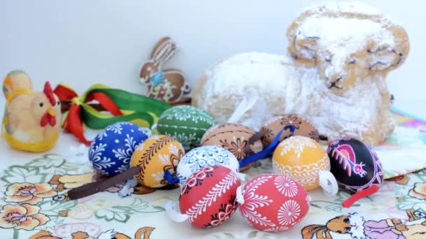 Pasen decoratie - zet beschilderde eieren op de tafel en RAM-geheugen — Stockvideo