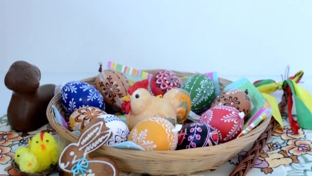Пасхальное украшение - шоколадный баран с окрашенными яйцами и другими украшениями — стоковое видео