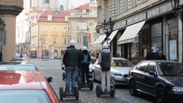 Grupa ludzi jedzie na segway w Pradze — Wideo stockowe