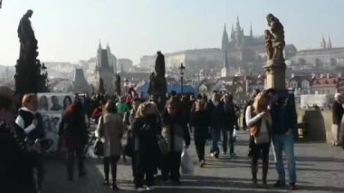 insanlar ve Prag Kalesi ile charles Köprüsü'nün Timelapse