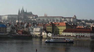 Prag Kalesi ve vltava yelkenli gemi