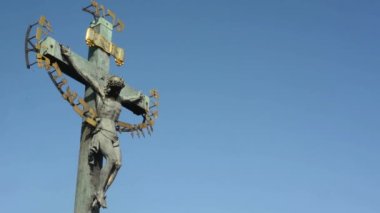 charles Köprüsü'nde dini heykeller