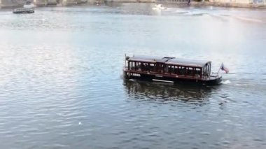 Charles Köprüsü ve (ile kuşlar Nehri üzerinde tekne)