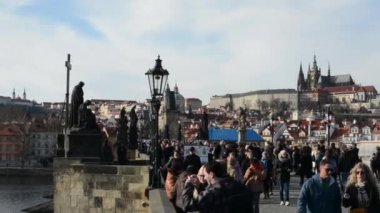 Charles Köprüsü ile insanlar ve vltava Nehri, arka planda hradcany.