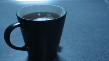 mutfak tezgahının üzerinde sıcak çay
