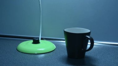 kettle ve INSERT üstünde belgili tanımlık mutfak sayaç için bir fincan içine çay poşeti anahtarlama