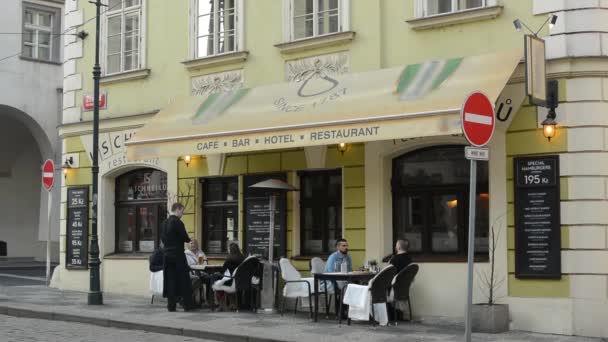 Praga calle (restaurante) con tranvías — Vídeo de stock