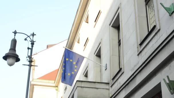 Flaga Unii Europejskiej wisi na stan budynku i bezpieczeństwa kamer — Wideo stockowe