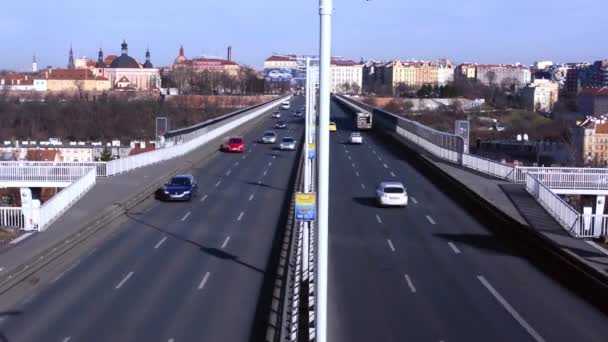 タイムラプス - nusle 橋の上の車のドライブ — ストック動画