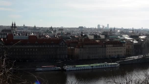 Panorama de la ciudad de Praga, río Moldava con puentes — Vídeo de stock