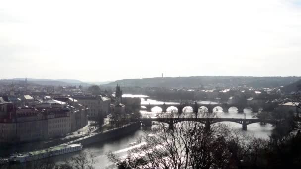 Praga ciudad, río Moldava con puentes — Vídeo de stock