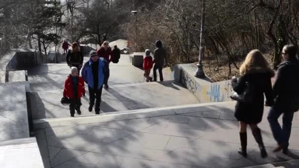 Insanlar merdivenlerden yukarı yürür — Stok video