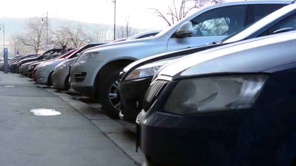 Cars park on the street — Stock Video