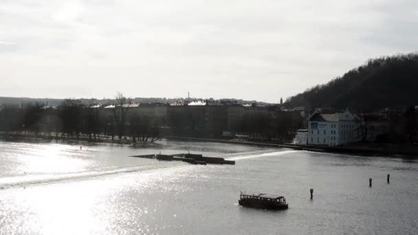 Лодка на реке Влтаве — стоковое видео