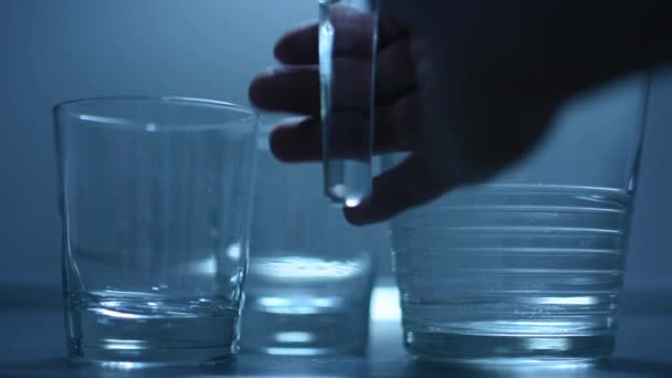 Gießen von Wasser aus der Kanne in Glas auf der Küchentheke — Stockvideo