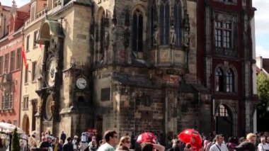 eski Belediye Binası arka plan tarihi bina insanlarla (astronomik saat)-