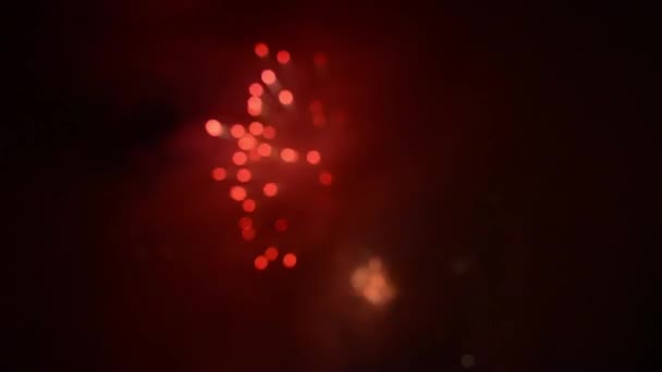 Fogos de artifício detonantes (fogos de artifício) para comemorar o novo ano . — Vídeo de Stock