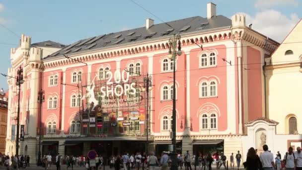 Historisk byggnad (inuti moderna shoppingcentret palladium) på gatan med människor - solig dag — Stockvideo