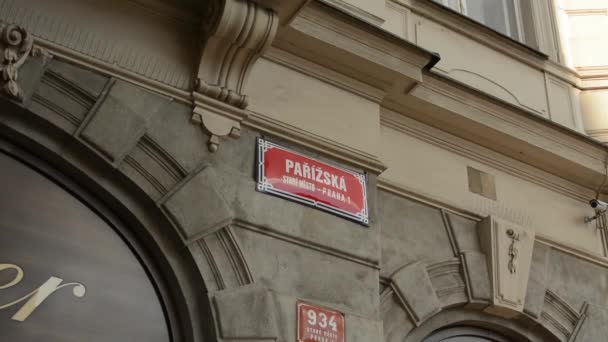 Prague, Çek Cumhuriyeti - Eylül 2013: Paris Caddesi: şarkı — Stok video