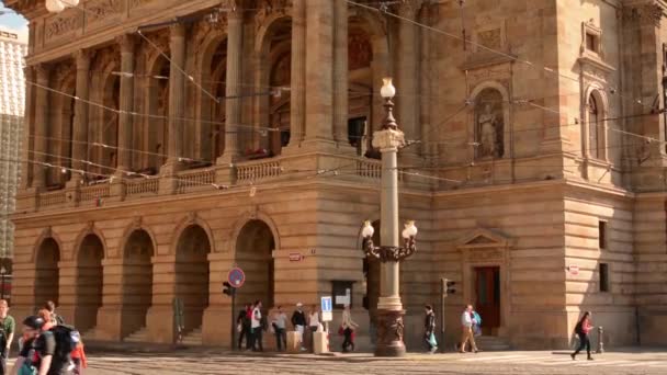 Teatro nacional e rua com pessoas - forepart (entrada) - dia ensolarado — Vídeo de Stock