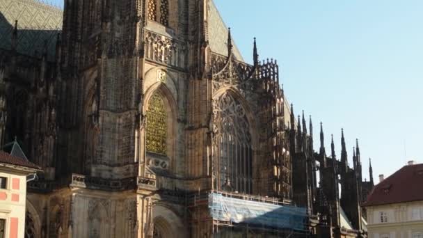 Saint Vitus Cathedral (religious building): side outside - sunny day — Stock Video