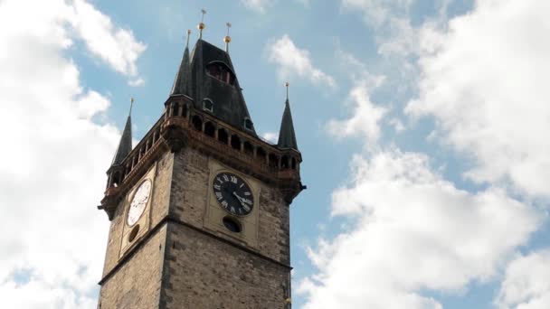 Reloj Astronómico: Torre con cielo azul — Vídeos de Stock