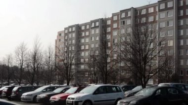 Park edilmiş arabalar ile konut geliştirme